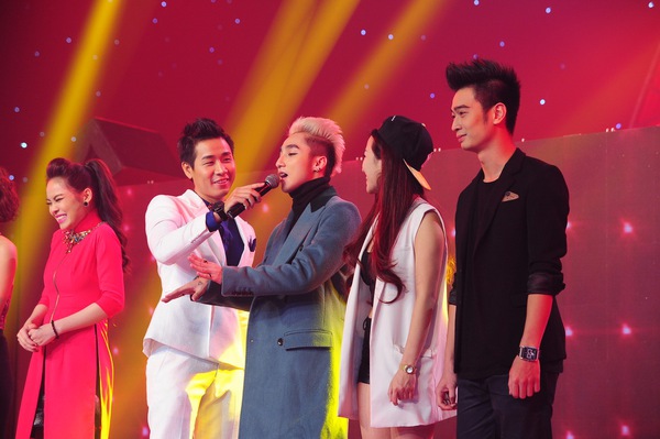 Soi biểu cảm "đơ k&igrave; lạ" của Sơn T&ugrave;ng M-TP tại "The Remix" 9