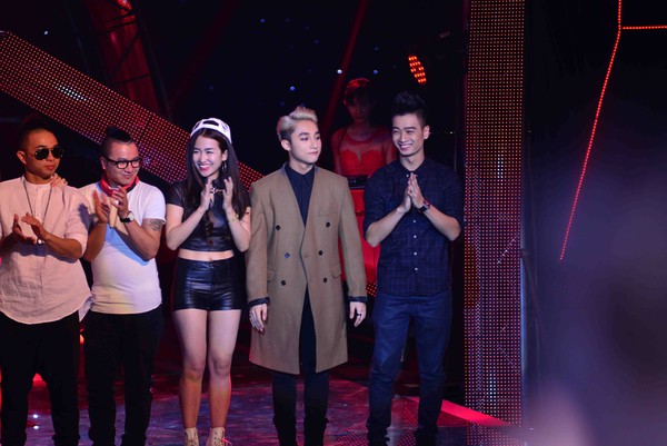 Soi biểu cảm "đơ k&igrave; lạ" của Sơn T&ugrave;ng M-TP tại "The Remix" 10