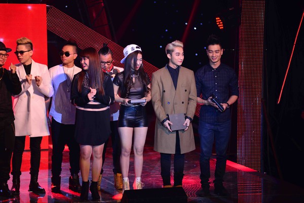 Soi biểu cảm "đơ k&igrave; lạ" của Sơn T&ugrave;ng M-TP tại "The Remix" 12