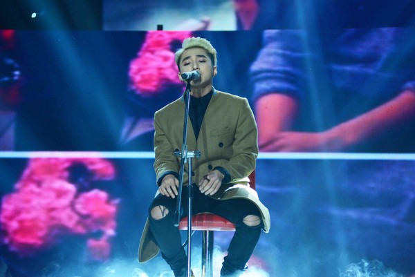Soi biểu cảm "đơ k&igrave; lạ" của Sơn T&ugrave;ng M-TP tại "The Remix" 1
