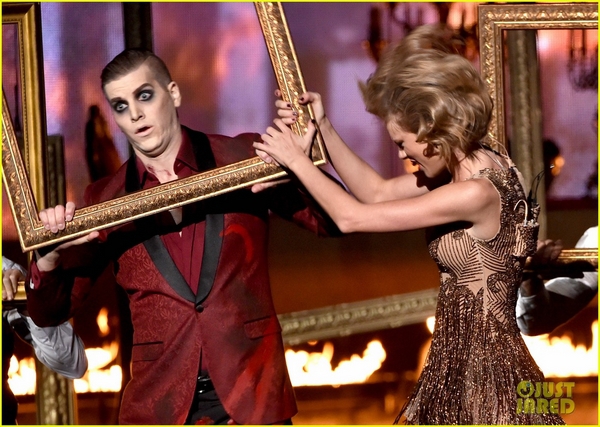 "Bạn gái điên" Taylor Swift phóng hỏa sân khấu "AMAs 2014" 6