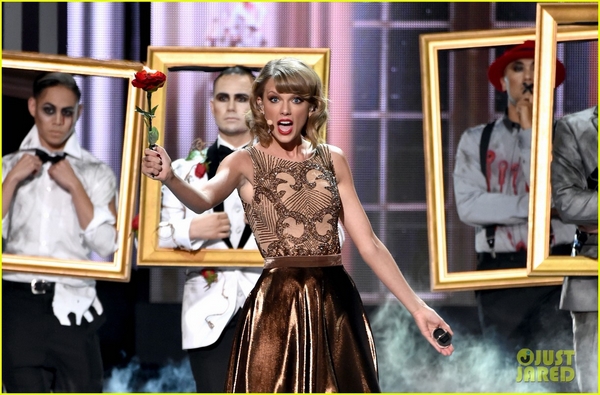 "Bạn gái điên" Taylor Swift phóng hỏa sân khấu "AMAs 2014" 8