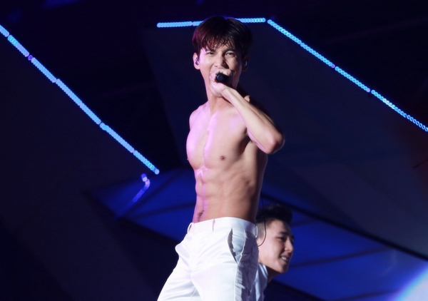 Changmin (DBSK) ăn uống kham khổ suốt 2 tháng để khoe body 4