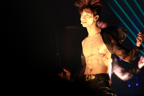 Changmin (DBSK) ăn uống kham khổ suốt 2 tháng để khoe body 2