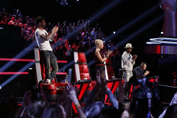 The Voice US: Pharrell ngồi nhìn Adam, Blake, Gwen "đánh nhau" 16