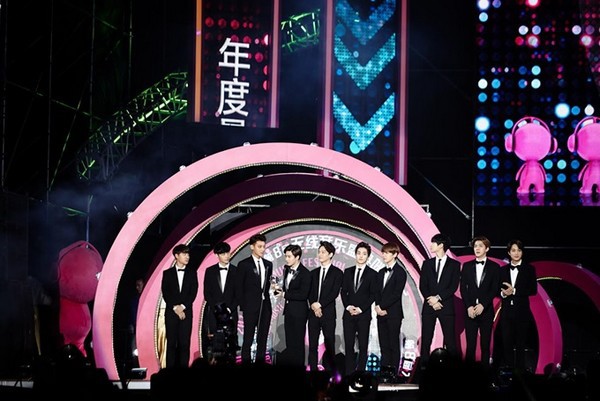 Sau Hàn Quốc, EXO lại sang Trung Quốc "thu hoạch" giải 2