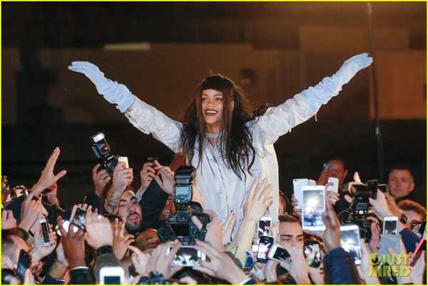 Rihanna khoe tóc "dị" trong MV đánh dấu sự trở lại 3