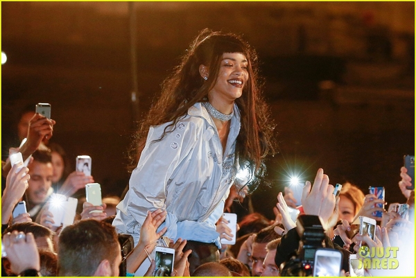Rihanna khoe tóc "dị" trong MV đánh dấu sự trở lại 4