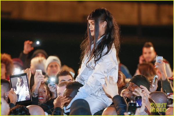 Rihanna khoe tóc "dị" trong MV đánh dấu sự trở lại 8