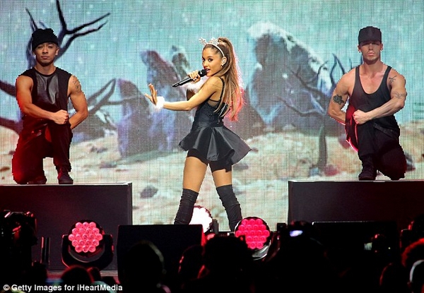 Ariana Grande tranh thủ khoe dáng với trang phục gợi cảm 4