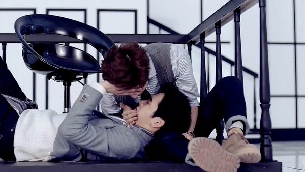 Dongwoo đè ngửa đòi "kiss" Hoya (INFINITE) 6