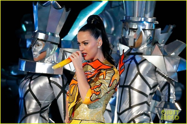 Katy Perry cưỡi sư tử khổng lồ lên sân khấu siêu khủng 1