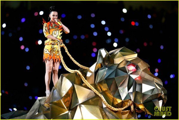 Katy Perry cưỡi sư tử khổng lồ lên sân khấu siêu khủng 3