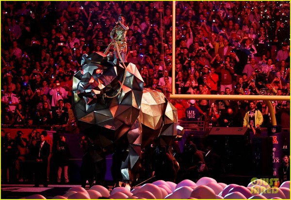 Katy Perry cưỡi sư tử khổng lồ lên sân khấu siêu khủng 6