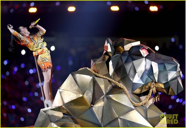Katy Perry cưỡi sư tử khổng lồ lên sân khấu siêu khủng 4