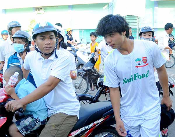 Trốn tr&ecirc;n kh&aacute;n đ&agrave;i, C&ocirc;ng Phượng vẫn bị fan nữ t&igrave;m xin chữ k&yacute; 11