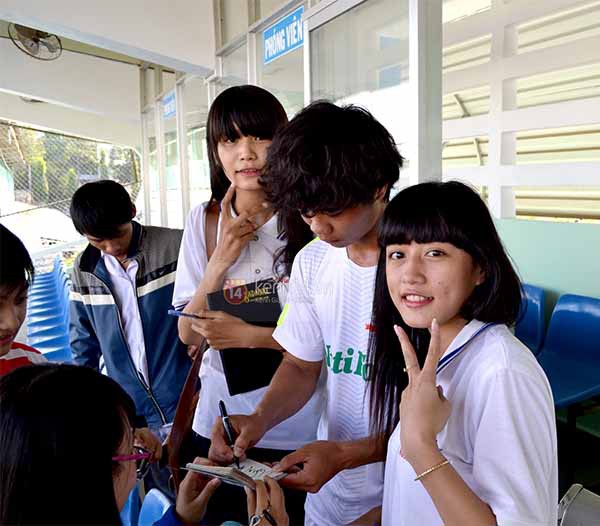 Trốn tr&ecirc;n kh&aacute;n đ&agrave;i, C&ocirc;ng Phượng vẫn bị fan nữ t&igrave;m xin chữ k&yacute; 6