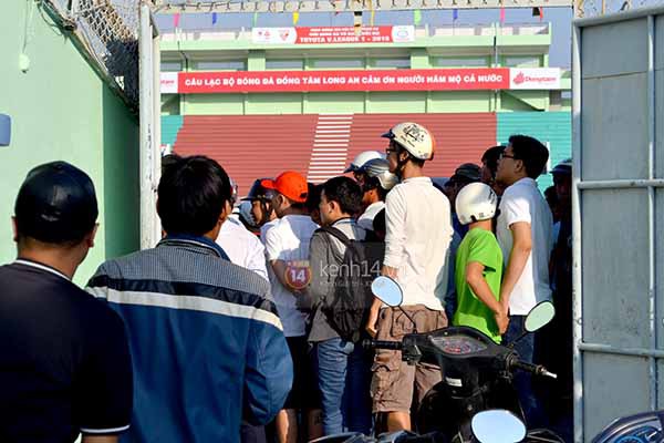 Trốn tr&ecirc;n kh&aacute;n đ&agrave;i, C&ocirc;ng Phượng vẫn bị fan nữ t&igrave;m xin chữ k&yacute; 3