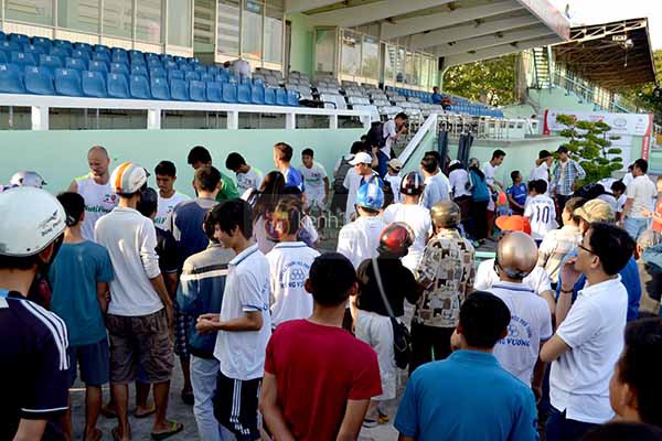 Trốn tr&ecirc;n kh&aacute;n đ&agrave;i, C&ocirc;ng Phượng vẫn bị fan nữ t&igrave;m xin chữ k&yacute; 4