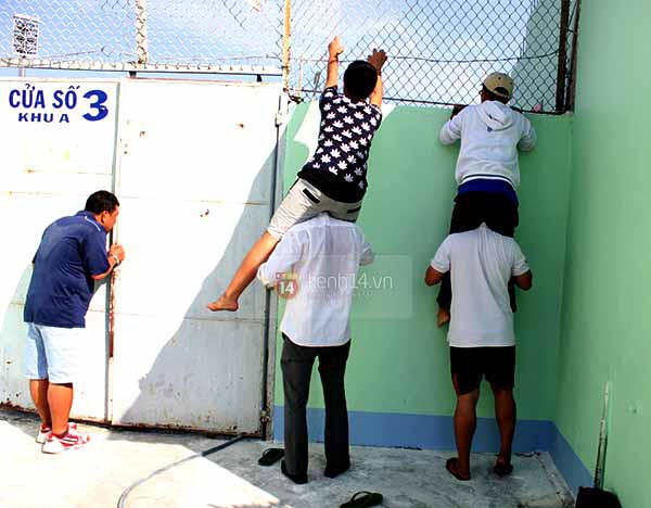 Trốn tr&ecirc;n kh&aacute;n đ&agrave;i, C&ocirc;ng Phượng vẫn bị fan nữ t&igrave;m xin chữ k&yacute; 2