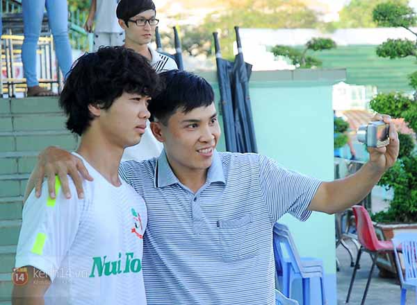 Trốn tr&ecirc;n kh&aacute;n đ&agrave;i, C&ocirc;ng Phượng vẫn bị fan nữ t&igrave;m xin chữ k&yacute; 8