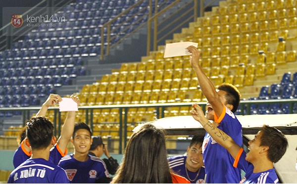 CĐV xuống sân tặng iPad và tiền thưởng cho cầu thủ Than Quảng Ninh  3