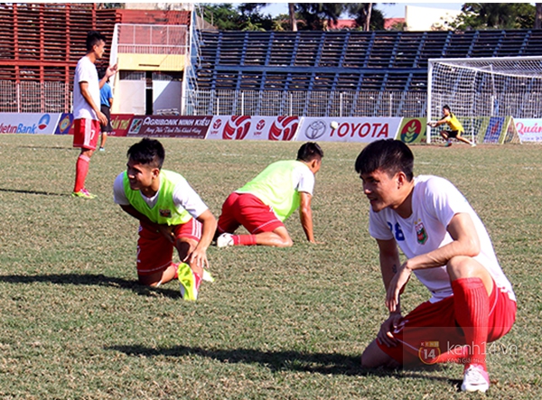 Công Vinh bị fan bao vây sau khi "nổ súng" giúp Bình Dương thắng lợi  1