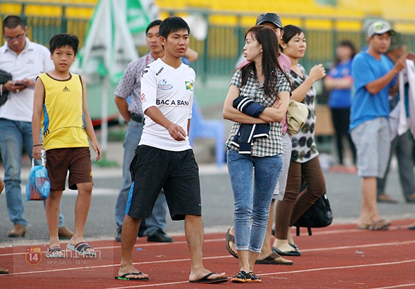 Công Vinh bị fan bao vây sau khi "nổ súng" giúp Bình Dương thắng lợi  8