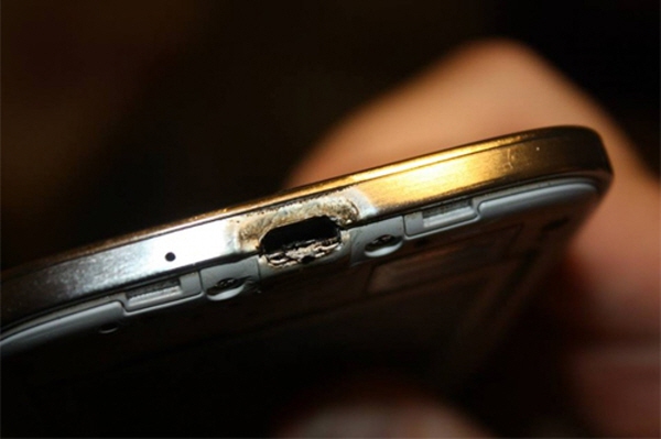 Samsung "bưng bít" người dùng về chiếc Galaxy S4 cháy 1