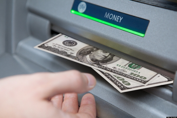 Hacker "trộm" tiền từ máy ATM không cần... đập phá 3
