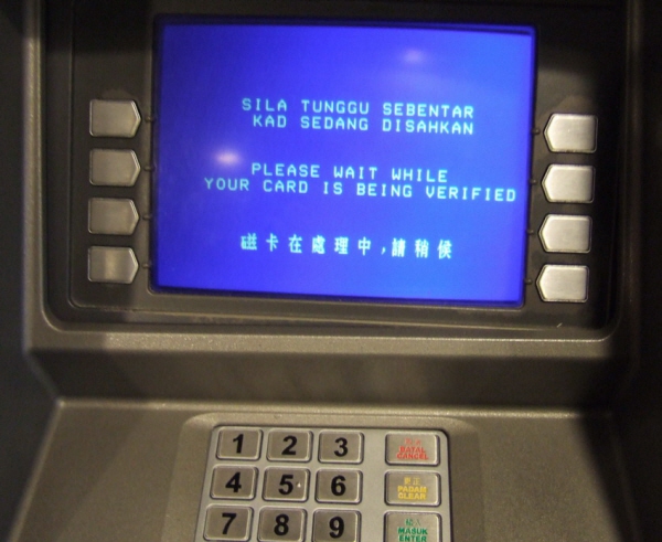 Hacker "trộm" tiền từ máy ATM không cần... đập phá 2