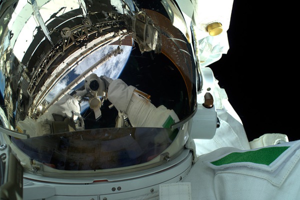 Xem ảnh các phi hành gia "tự sướng" từ không gian 11