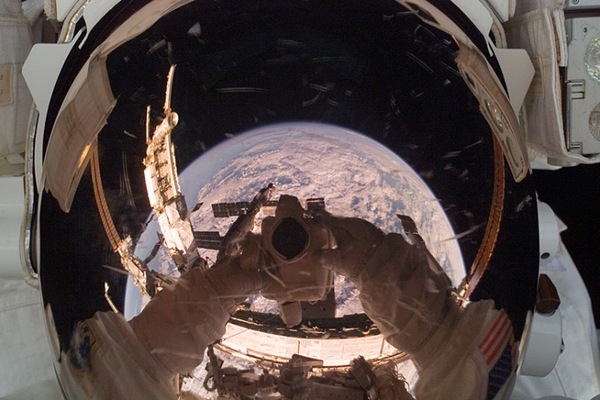 Xem ảnh các phi hành gia "tự sướng" từ không gian 12