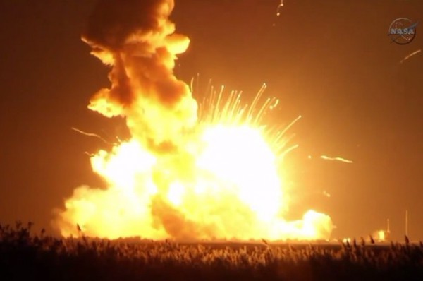 Tên lửa của NASA nổ tung sau khi rời bệ phóng vài giây 3
