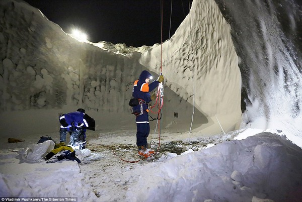 Giải m&atilde; b&iacute; ẩn "hố địa ngục" khổng lồ Siberia 2