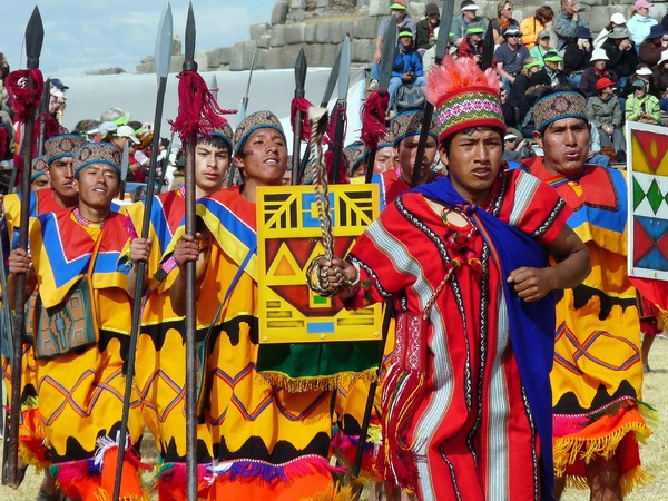 11-le-hoi-xuyen-suot-nam-2015-khien-ban-nhay-mua-tung-bung.jpg