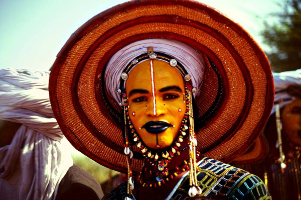 Cách quyến rũ phụ nữ kỳ lạ ở bộ tộc đẹp nhất trên Trái đất 11
