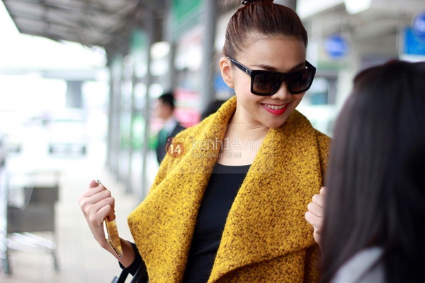 Thanh Hằng nổi bật với c&acirc;y h&agrave;ng hiệu tại s&acirc;n bay Nội B&agrave;i 1