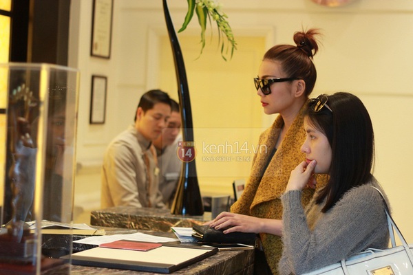 Thanh Hằng nổi bật với c&acirc;y h&agrave;ng hiệu tại s&acirc;n bay Nội B&agrave;i 8