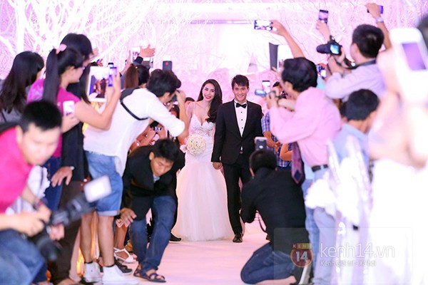 Những sự kiện ồn &agrave;o khiến showbiz Việt "n&oacute;ng" suốt năm 2014 20