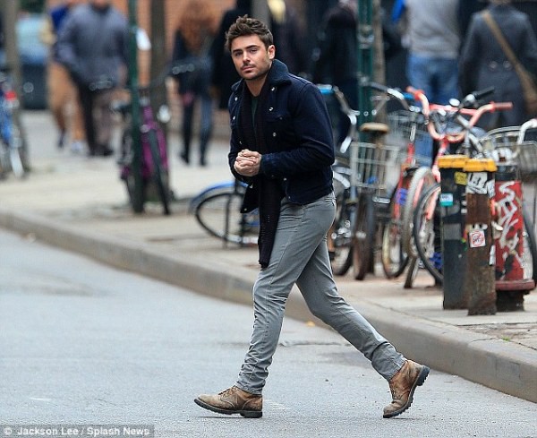 Zac Efron bịn rịn chia tay "người yêu" xinh đẹp  2