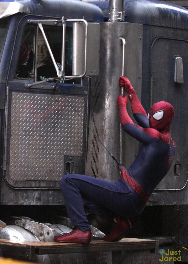 Spider-Man tranh thủ hôn bạn gái say đắm  14