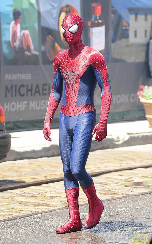 Spider-Man tranh thủ hôn bạn gái say đắm  17