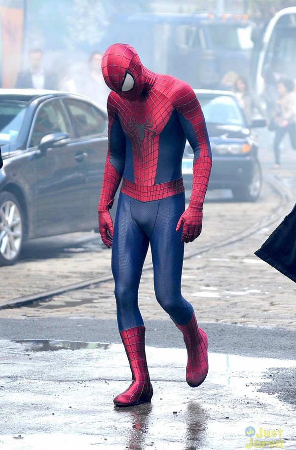 Spider-Man tranh thủ hôn bạn gái say đắm  18