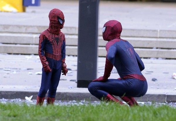 Spider-Man tranh thủ hôn bạn gái say đắm  6