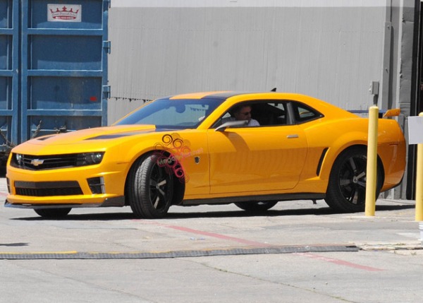 Bumblebee hóa thân đen sì trong "Transformers 4" 4