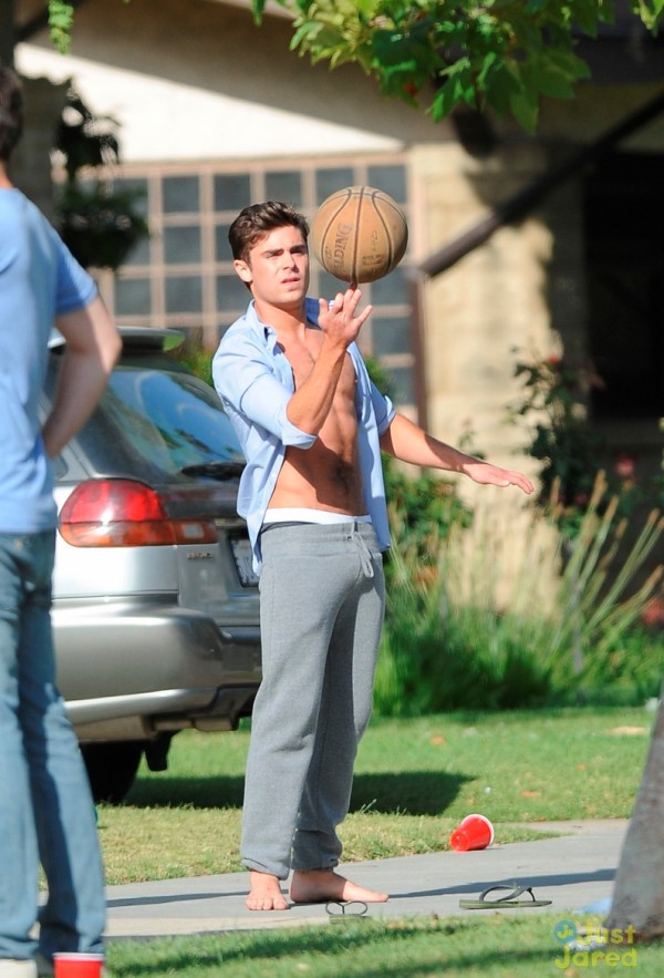 Zac Efron v&ocirc; tư lộ... quần l&oacute;t 1