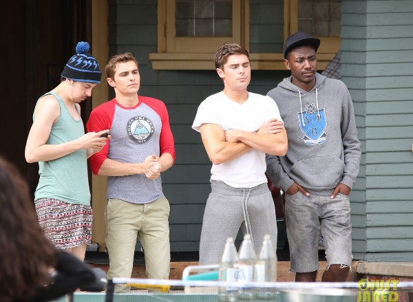 Zac Efron v&ocirc; tư lộ... quần l&oacute;t 12