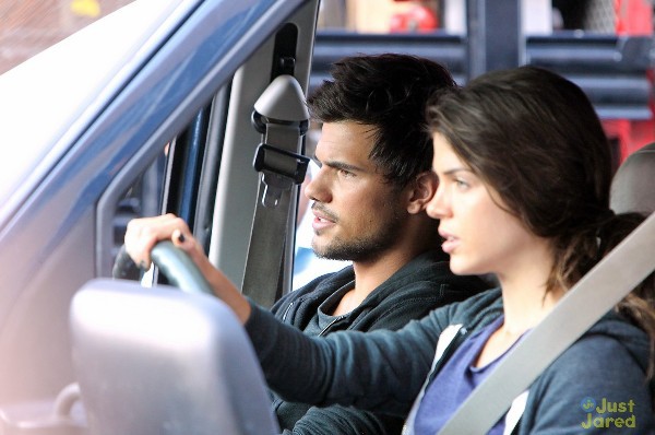 "Người Sói" Taylor Lautner trổ tài nhảy xa 9