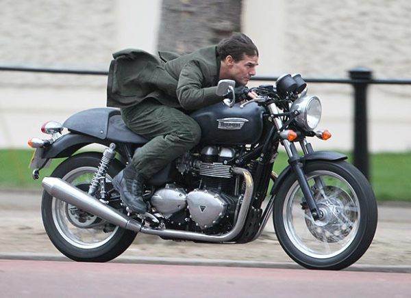 Tom Cruise bị người đẹp gí súng vào đầu 3